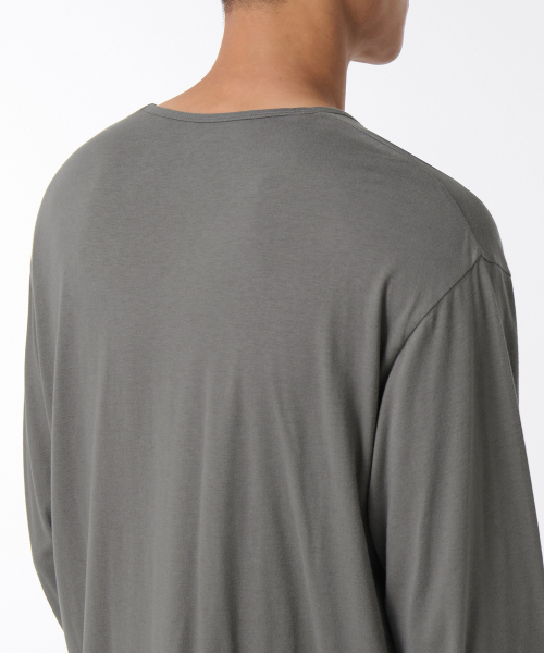 MUSINSA STANDARD（ムシンサスタンダード）の「リラックスドCRスcoopネック長袖Tシャツ[カーキグレー]（Tシャツ/カットソー・メンズ・その他・LARGE/X-LARGE/XX-LARGE）」の4枚目の写真