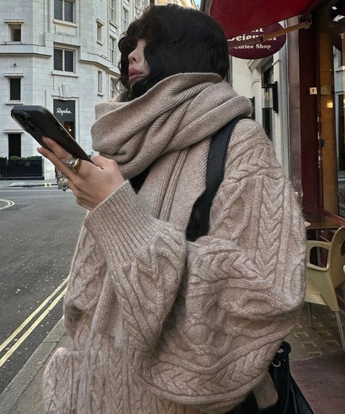 meJane（ミージェーン）の「ケーブル編みニット×ニットパンツ×マフラー 3点セットアップ（セットアップ・レディース・ダークベージュ/グレー・FREE）」の2枚目の写真