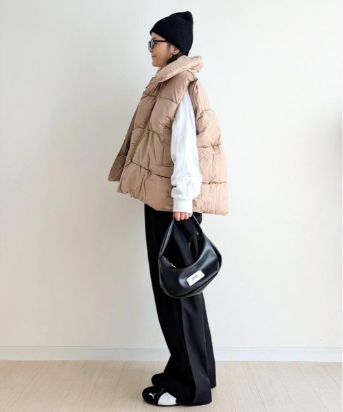 Belle Cie（ベルシー）の「裾コード付きボリュームあったかスタンドハイネック中綿ベスト（ベスト・レディース・ホワイト/ベージュ/ブラック・L/XL/XXL/M）」の14枚目の写真