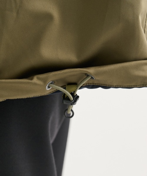 WHITE MOUNTAINEERING（ホワイトマウンテニアリング）の「【White Mountaineering / ホワイトマウンテニアリング】WINDSTOPPER RAGLAN BLOUSON（ブルゾン・メンズ・ブラック/カーキ・1）」の16枚目の写真