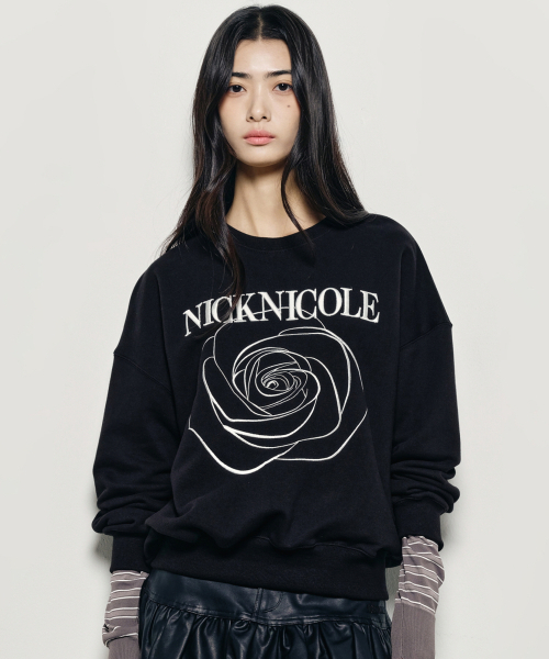 NICK&NICOLE(ニックアンドニコール)の「VOLUME NICOLE ROSE SWEATSHIRT_BLACK WHITE(スウェット・レディース・その他・FREE)」の2枚目の写真