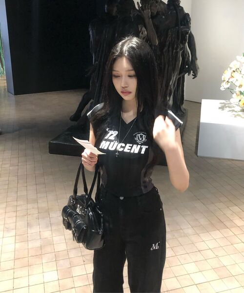 MUCENT(ムセント)の「ビルス メタルロゴ エナメル 2ベルトポケットショルダーバッグ 男女共用(ショルダーバッグ・レディース・ブラック・FREE)」の5枚目の写真