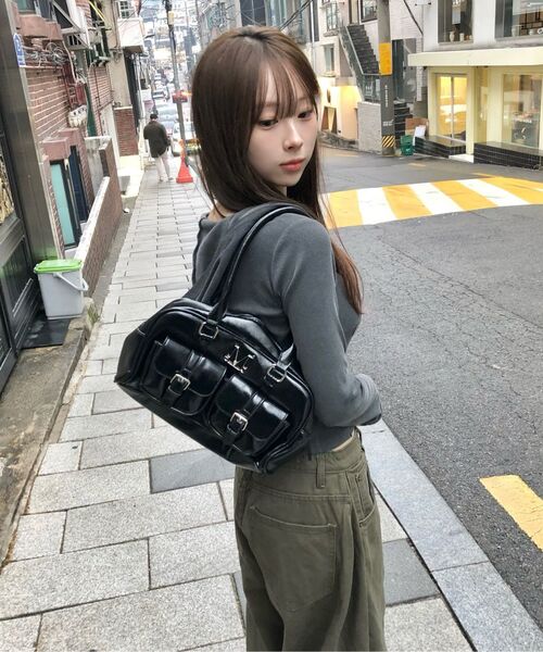 MUCENT(ムセント)の「ビルス メタルロゴ エナメル 2ベルトポケットショルダーバッグ 男女共用(ショルダーバッグ・レディース・ブラック・FREE)」の9枚目の写真