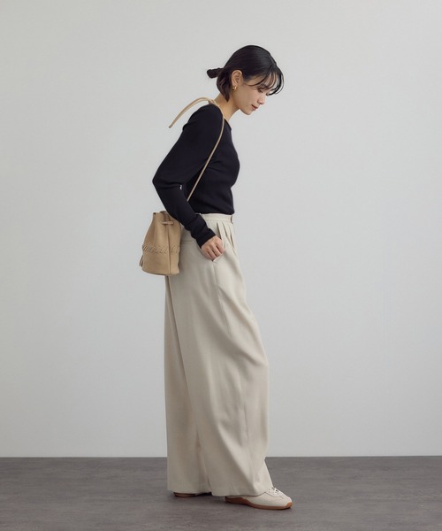 SALON adam et rope'（サロン アダム エ ロペ）の「Hug Silkラウンドネックプルオーバー 3 / 新色追加（Tシャツ/カットソー・レディース・ブラック/レッド/ホワイト・FREE）」の8枚目の写真