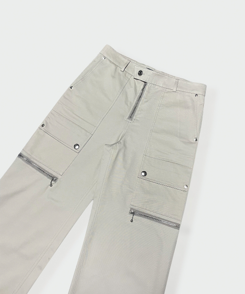 R-4(アールフォー)の「R-0019 UTILITY-ZIP CARGO PANTS(BEIGE)(その他パンツ・メンズ・ベージュ・MEDIUM/LARGE/X-LARGE)」の1枚目の写真