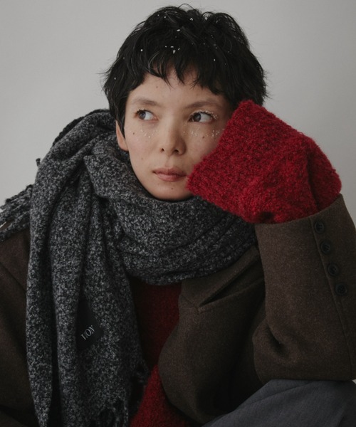 VION（ヴィオン）の「Melange Boucle Scarf / メランジブークレスカーフ（マフラー・レディース・グレー/レッド・FREE）」の12枚目の写真