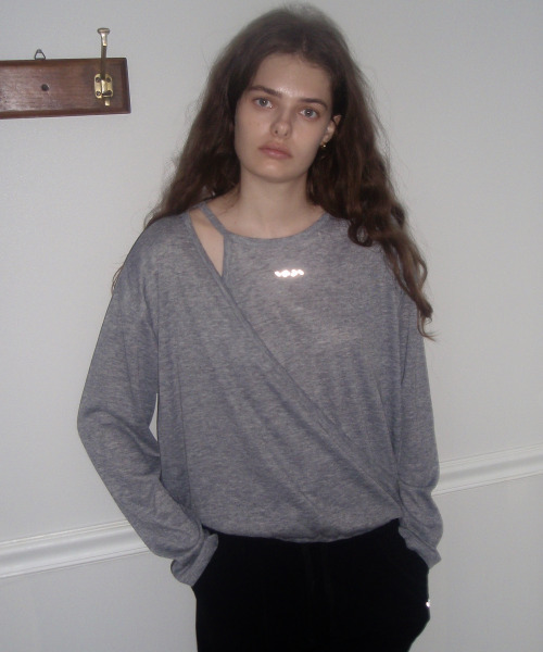 INJIACTIVE(インジアクティブ)の「ビスコースラップバンディングニット グレー(Tシャツ/カットソー・レディース・その他・ONE SIZE)」の1枚目の写真