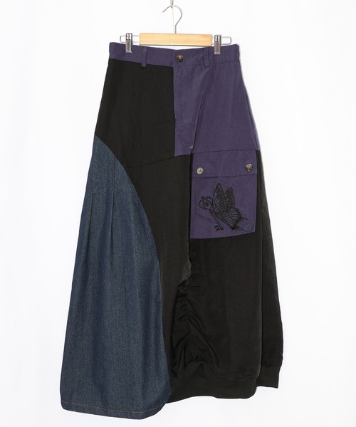 iS ScoLar(イズスカラー)の「561205:蝶鍵モチーフ刺繍 ナイロン×デニム切替配色スカート(スカート・レディース・カーキ/ブラック・M)」の2枚目の写真