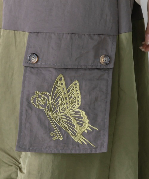 iS ScoLar(イズスカラー)の「561205:蝶鍵モチーフ刺繍 ナイロン×デニム切替配色スカート(スカート・レディース・カーキ/ブラック・M)」の9枚目の写真