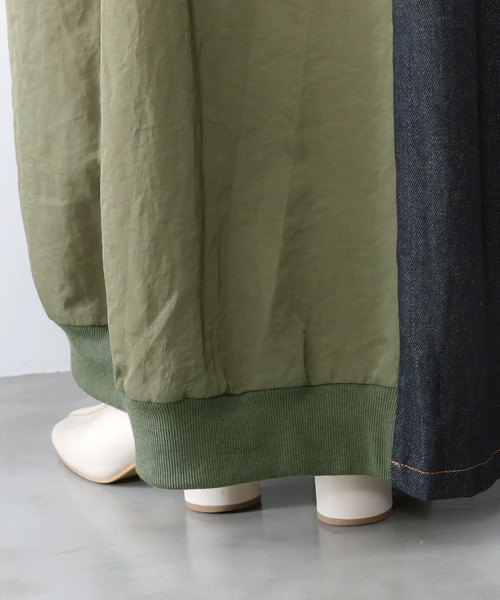 iS ScoLar(イズスカラー)の「561205:蝶鍵モチーフ刺繍 ナイロン×デニム切替配色スカート(スカート・レディース・カーキ/ブラック・M)」の10枚目の写真