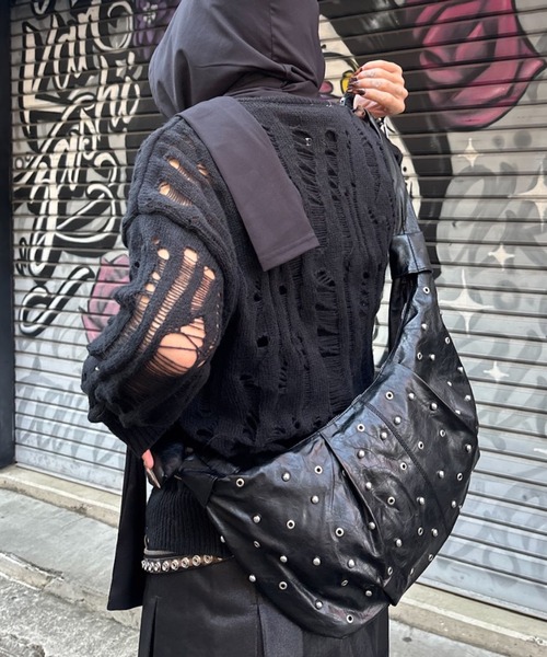 Never mind the XU(ネバーマインドザエックスユー)の「【Never mind the XU】damage loose knit / 【ネバーマインド ザ エックスユー】オーバーサイズダメージルーズニット <着用動画あり>(ニット/セーター・メンズ・ブラック/アイボリー・L)」の6枚目の写真