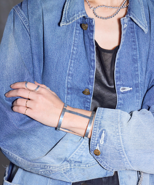 SASKIA DIEZ（サスキアディッツ）の「SASKIA DIEZ 別注 J BLANK cuff：バングル（バングル/リストバンド・レディース・シルバー・FREE）」の2枚目の写真