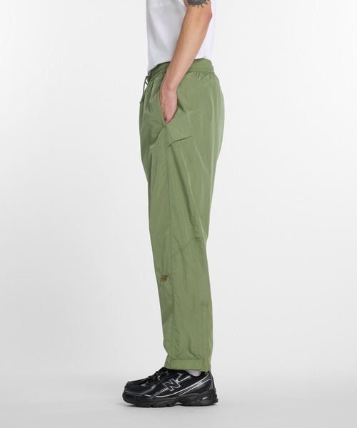 NEW BALANCE(ニューバランス)の「NB GREY ナイロンワイドテーパードパンツ(スウェットパンツ・メンズ・セージグリーン・SMALL/MEDIUM/LARGE/X-LARGE/XX-LARGE)」の2枚目の写真