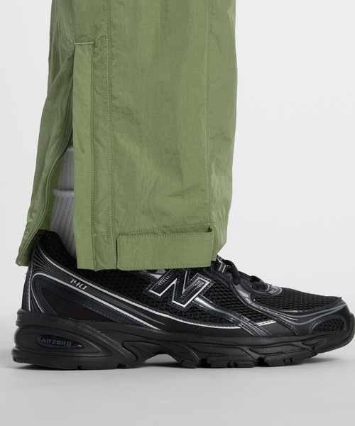 NEW BALANCE(ニューバランス)の「NB GREY ナイロンワイドテーパードパンツ(スウェットパンツ・メンズ・セージグリーン・SMALL/MEDIUM/LARGE/X-LARGE/XX-LARGE)」の5枚目の写真