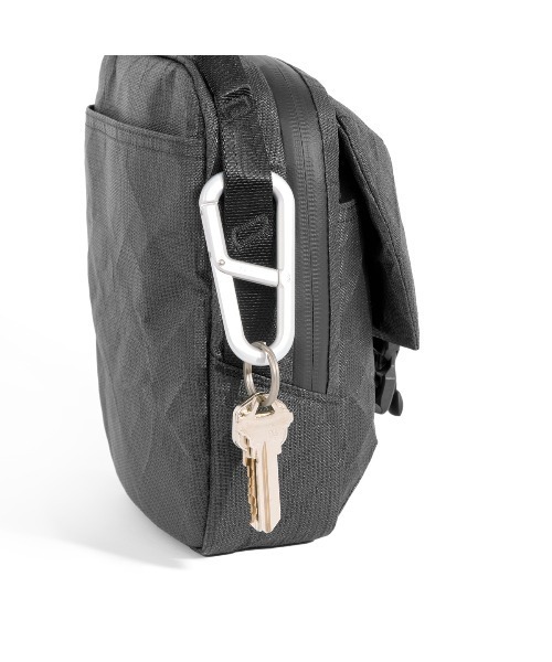 Aer（エアー）の「AER　Street Sling Ultra　/　AER-91063（ショルダーバッグ・メンズ・ブラック・FREE）」の4枚目の写真