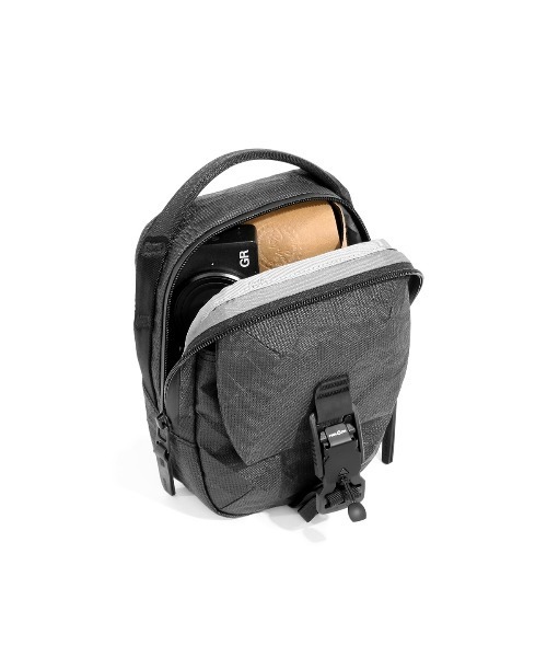 Aer（エアー）の「AER　Street Sling Ultra　/　AER-91063（ショルダーバッグ・メンズ・ブラック・FREE）」の5枚目の写真