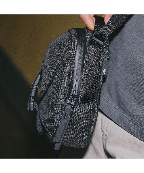 Aer（エアー）の「AER　Street Sling Ultra　/　AER-91063（ショルダーバッグ・メンズ・ブラック・FREE）」の13枚目の写真