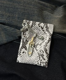 MATU:TA（マトゥータ）の「セカンドサイドポーチ / カラビナポーチ レザー調 チャーム付き 刺繍 ステッチ 蛇柄 パイソン ブラック カーキ 黒 緑 白黒 クロス バラ 羽 ばね口 パックンポーチ ワンタッチ ワンポイント（コインケース）」