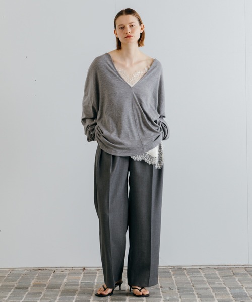 CREDONA（クレドナ）の「SUPER 120s FINE WOOL V NECK KNIT/スーパーファインウールネックニット（Tシャツ/カットソー・レディース・ブラック/アイボリー/グレー・FREE）」の4枚目の写真