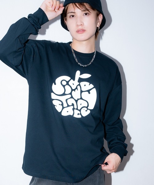 En serio TOKYO（エンソリオトーキョー）の「【SIDEWAYSTANCE】タイポアップル長袖Tシャツ 70579（Tシャツ/カットソー・メンズ・ブラック/ホワイト・MEDIUM/LARGE/X-LARGE/SMALL）」の2枚目の写真