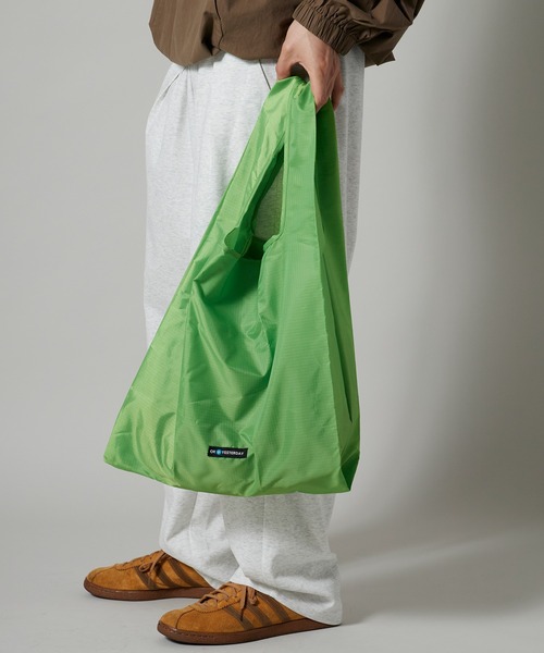 OK YESTERDAY（オッケーイエスタデイ）の「OK YESTERDAY / オーケー イエスタデイ パッカブル ナイロンバッグ  / PACKABLE NYLON BAG 秋 秋服 2026年秋冬（エコバッグ/サブバッグ・メンズ・ネイビー/オレンジ/グリーン/レッド/ブラック/グレー/ブルー・FREE）」の20枚目の写真