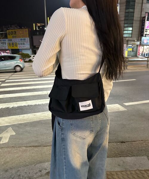 MACNI（マクニ）の「TWO POCKET CROSS BAG BLACK（ショルダーバッグ・レディース・ブラック・FREE）」の4枚目の写真