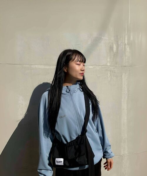 MACNI（マクニ）の「TWO POCKET CROSS BAG BLACK（ショルダーバッグ・レディース・ブラック・FREE）」の5枚目の写真