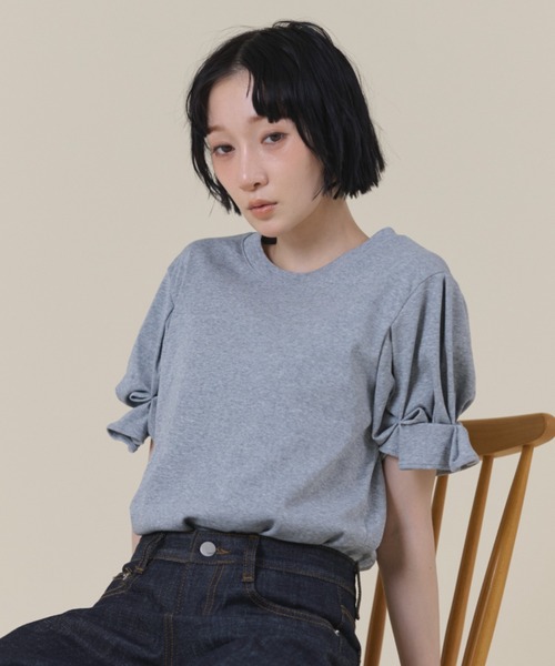 FMiBL(ファミル)の「ツイストスリーブトップス(Tシャツ/カットソー・レディース・ブラック/グレー/ホワイト・FREE)」の1枚目の写真
