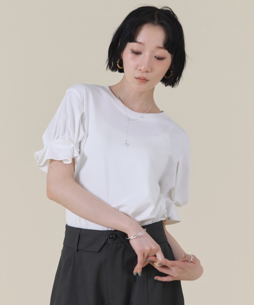 FMiBL(ファミル)の「ツイストスリーブトップス(Tシャツ/カットソー・レディース・ブラック/グレー/ホワイト・FREE)」の2枚目の写真