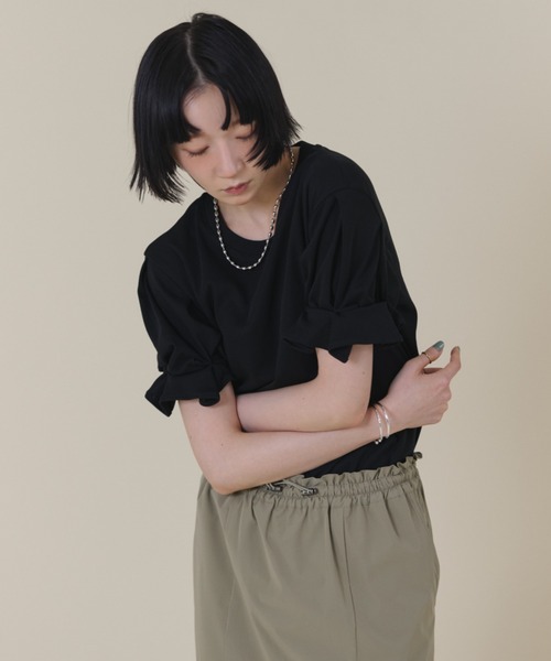 FMiBL(ファミル)の「ツイストスリーブトップス(Tシャツ/カットソー・レディース・ブラック/グレー/ホワイト・FREE)」の9枚目の写真