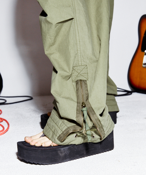 HIGHTIDEFRANKIE（ハイタイドフランキー）の「Lightweight Coated Cargo Pants Khaki（その他パンツ・レディース・カーキ・SMALL/MEDIUM）」の4枚目の写真