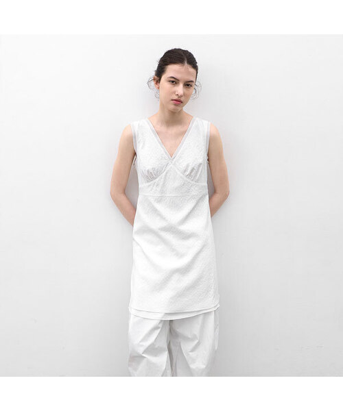 ATELIER NAIN(アトリエナイン)の「V-NECK PALE PETAL DRESS (OP-6332)(ワンピース・レディース・ブラック/ホワイト・MEDIUM/SMALL)」の1枚目の写真