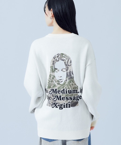 X-girl(エックスガール)の「CAMO FACE AND LOGO JACQUARD KNIT TOP(ニット/セーター・レディース・オフホワイト/バーガンディー/ブラック・ONE SIZE)」の2枚目の写真