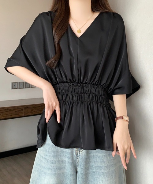 Girly Doll（ガーリードール）の「マットサテンVネックシャーリングギャザードルマンブラウス（シャツ/ブラウス・レディース・ブラック/ベージュ・FREE）」の7枚目の写真
