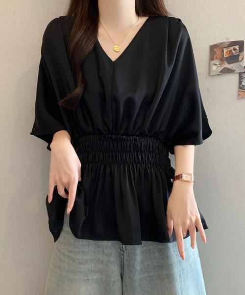 Girly Doll（ガーリードール）の「マットサテンVネックシャーリングギャザードルマンブラウス（シャツ/ブラウス・レディース・ブラック/ベージュ・FREE）」の8枚目の写真
