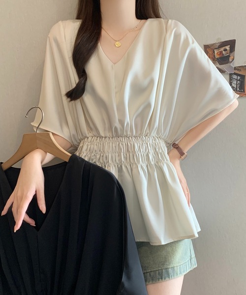 Girly Doll（ガーリードール）の「マットサテンVネックシャーリングギャザードルマンブラウス（シャツ/ブラウス・レディース・ブラック/ベージュ・FREE）」の6枚目の写真