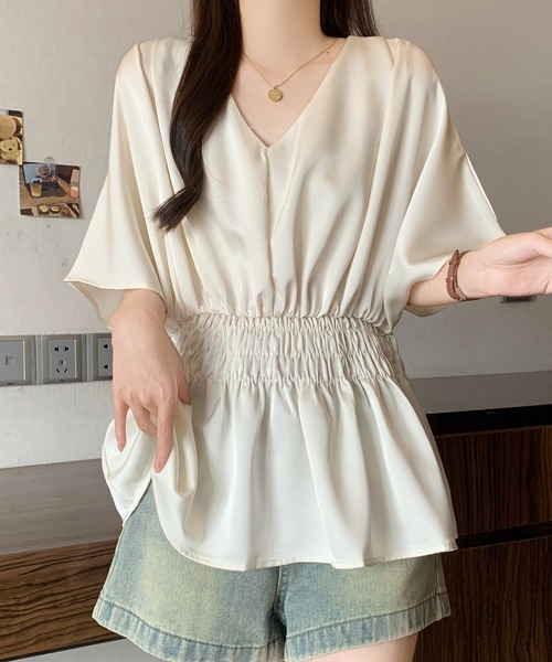 Girly Doll（ガーリードール）の「マットサテンVネックシャーリングギャザードルマンブラウス（シャツ/ブラウス・レディース・ブラック/ベージュ・FREE）」の12枚目の写真
