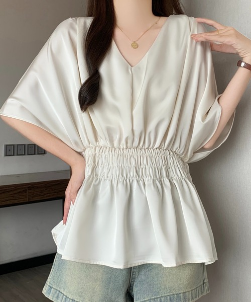 Girly Doll（ガーリードール）の「マットサテンVネックシャーリングギャザードルマンブラウス（シャツ/ブラウス・レディース・ブラック/ベージュ・FREE）」の3枚目の写真