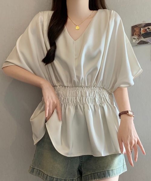 Girly Doll（ガーリードール）の「マットサテンVネックシャーリングギャザードルマンブラウス（シャツ/ブラウス・レディース・ブラック/ベージュ・FREE）」の4枚目の写真