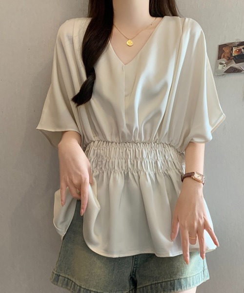 Girly Doll（ガーリードール）の「マットサテンVネックシャーリングギャザードルマンブラウス（シャツ/ブラウス・レディース・ブラック/ベージュ・FREE）」の5枚目の写真