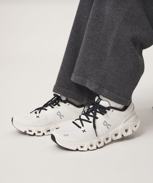 On(オン)の「【WEB限定】<On>クラウド エックス 5 スニーカー(スニーカー・レディース・ブラック/ホワイト・24.5cm/23cm/23.5cm/25cm/24cm)」の2枚目の写真