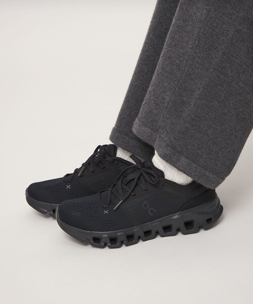 On(オン)の「【WEB限定】<On>クラウド エックス 5 スニーカー(スニーカー・レディース・ブラック/ホワイト・24.5cm/23cm/23.5cm/25cm/24cm)」の1枚目の写真