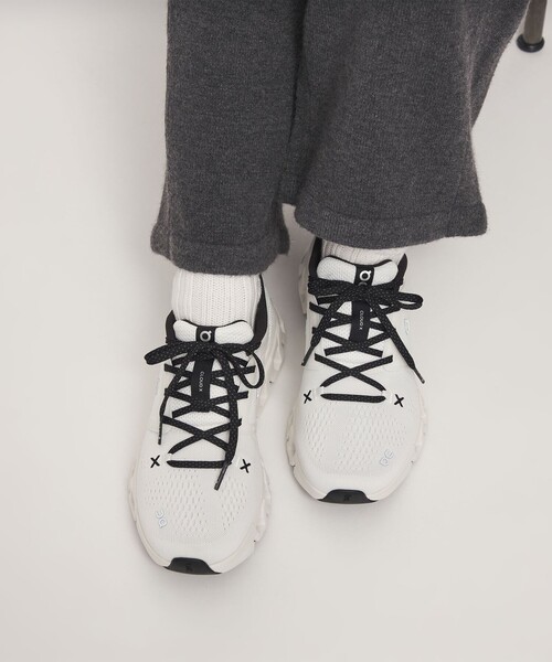 On(オン)の「【WEB限定】<On>クラウド エックス 5 スニーカー(スニーカー・レディース・ブラック/ホワイト・24.5cm/23cm/23.5cm/25cm/24cm)」の3枚目の写真