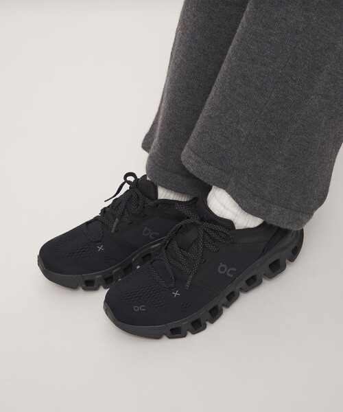 On(オン)の「【WEB限定】<On>クラウド エックス 5 スニーカー(スニーカー・レディース・ブラック/ホワイト・24.5cm/23cm/23.5cm/25cm/24cm)」の4枚目の写真
