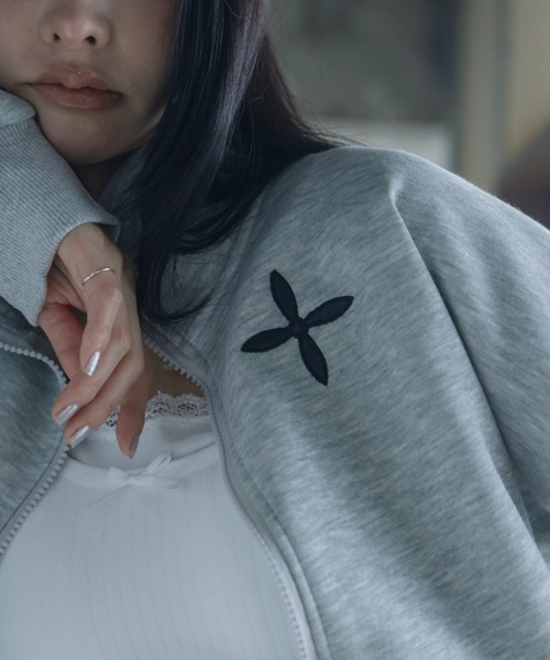 Haze Reverie(ヘイズレヴァリー)の「クロス刺繍ダブルジップスウェットブルゾン(パーカー・レディース・グレー/ブラック・FREE)」の6枚目の写真