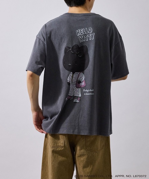 le cercle ADAM ET ROPE'(ルセルクルアダムエロペ)の「【HELLO KITTY/BLACK DESIGN SERIES別注】バックデザインTシャツ(Tシャツ/カットソー・メンズ・ホワイト/チャコールグレー・LL/M/L)」の1枚目の写真