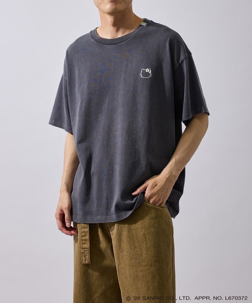 le cercle ADAM ET ROPE'(ルセルクルアダムエロペ)の「【HELLO KITTY/BLACK DESIGN SERIES別注】バックデザインTシャツ(Tシャツ/カットソー・メンズ・ホワイト/チャコールグレー・LL/M/L)」の4枚目の写真