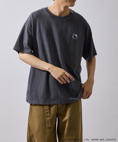 le cercle ADAM ET ROPE'(ルセルクルアダムエロペ)の「【HELLO KITTY/BLACK DESIGN SERIES別注】バックデザインTシャツ(Tシャツ/カットソー・メンズ・ホワイト/チャコールグレー・LL/M/L)」の5枚目の写真