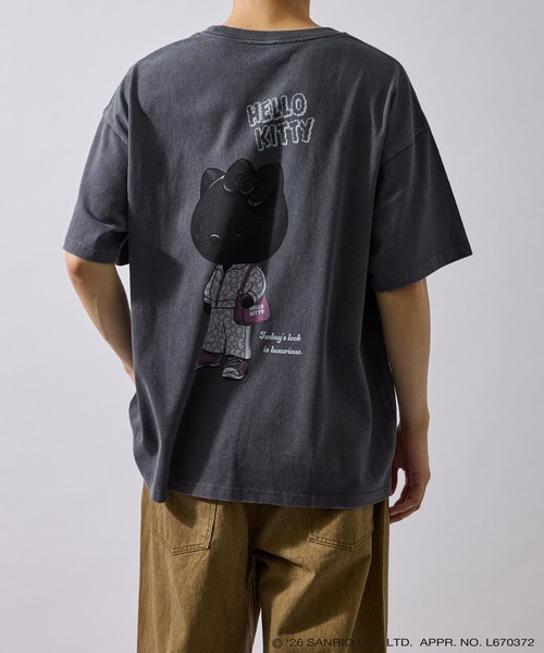 le cercle ADAM ET ROPE'(ルセルクルアダムエロペ)の「【HELLO KITTY/BLACK DESIGN SERIES別注】バックデザインTシャツ(Tシャツ/カットソー・メンズ・ホワイト/チャコールグレー・LL/M/L)」の6枚目の写真