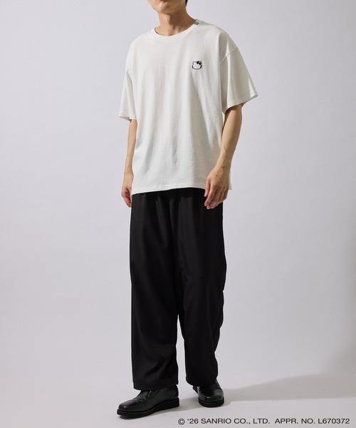 le cercle ADAM ET ROPE'(ルセルクルアダムエロペ)の「【HELLO KITTY/BLACK DESIGN SERIES別注】バックデザインTシャツ(Tシャツ/カットソー・メンズ・ホワイト/チャコールグレー・LL/M/L)」の12枚目の写真